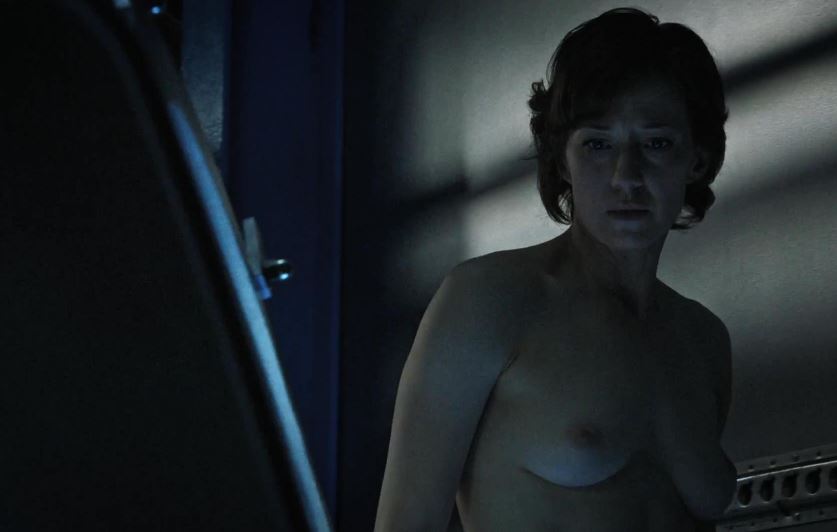 Actress Carrie Coon strips naked for latest episode of The Leftovers #topless #boobs #tits