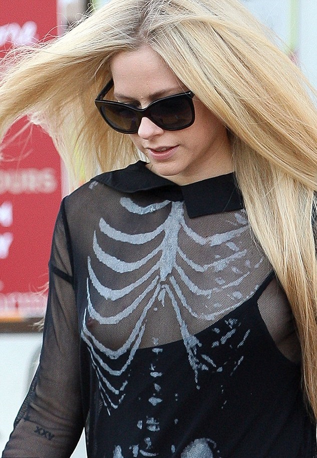 Avril Lavigne nipple slip halloween