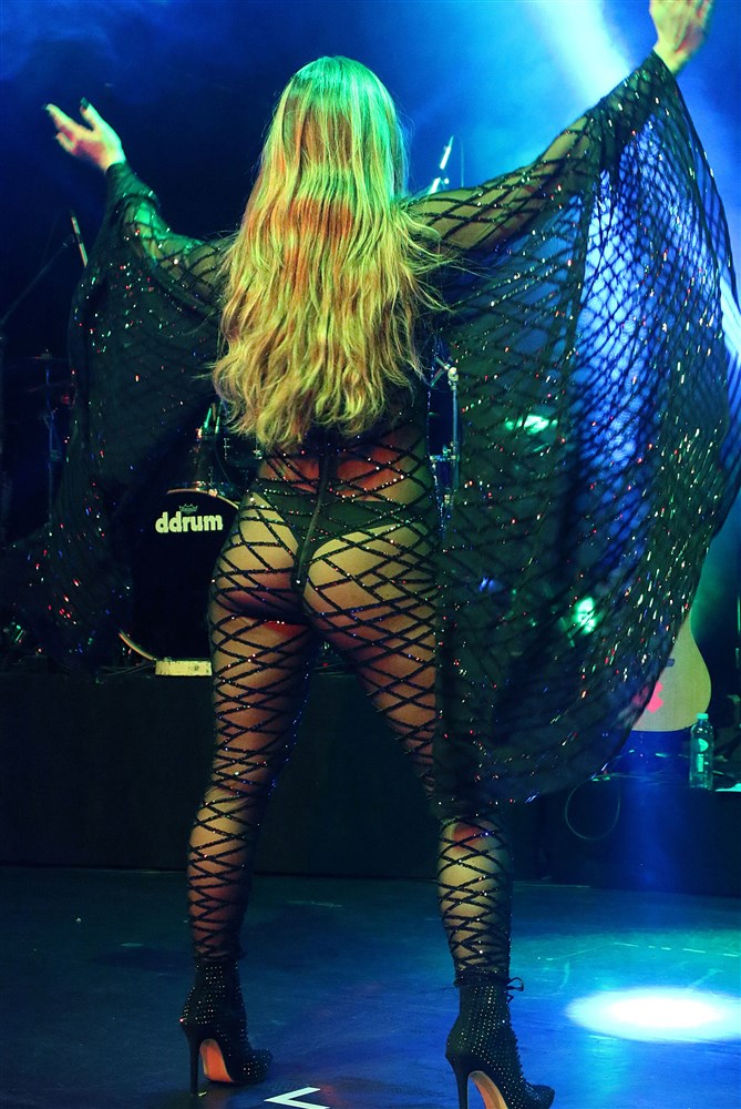 Big bubble #butt #booty of teen star Jojo exposed on stage just wearing a thong
