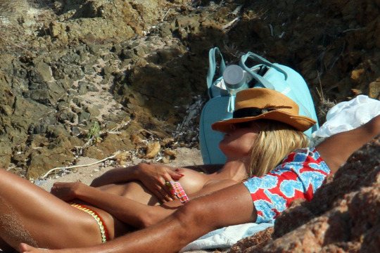 Heidi Klum enjoying her nude body in the sun on a warm & hot day at the beach! Paparazzi secret taken photos.