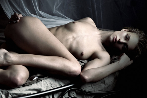 Keira Knightley poses naked for ART