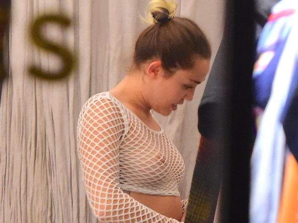 Miley Cyrus shows her nipples / boobs in sexy outfit