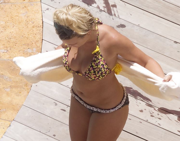 Jamie Lynn Spears bikini photos (in the pool) .