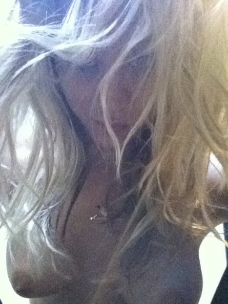 2015 leaks - kaley cuoco hot titties topless selfies