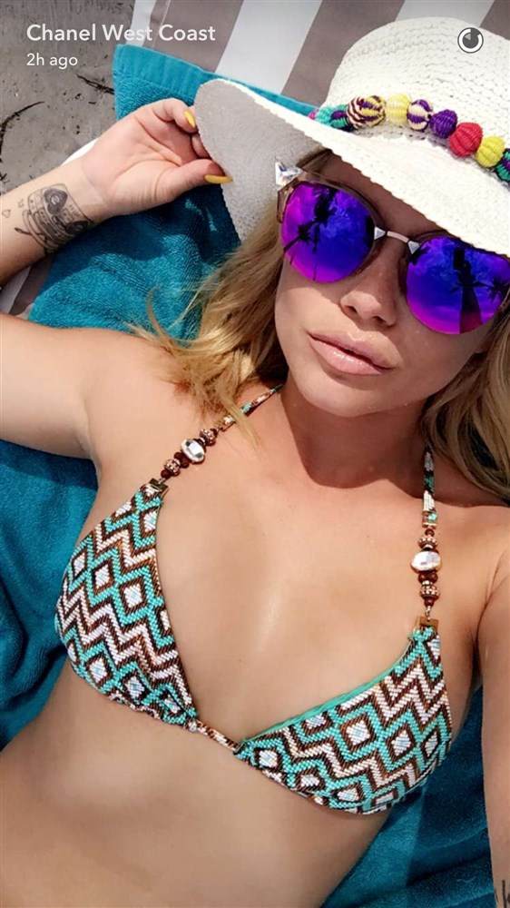 Time for some sexy selfies by Chanel West Coast. 