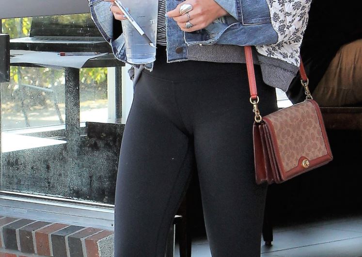 Selena Gomez camel toe public