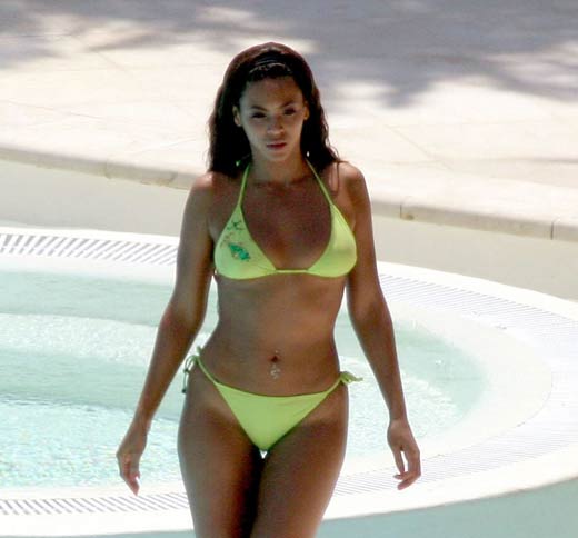 beyonce knowles in bikini - showing nipples - beach