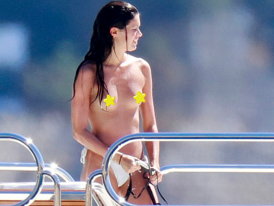 celebrity exposed topless boobies on the beach! hot girl Sara Sampaio! She is so hot!