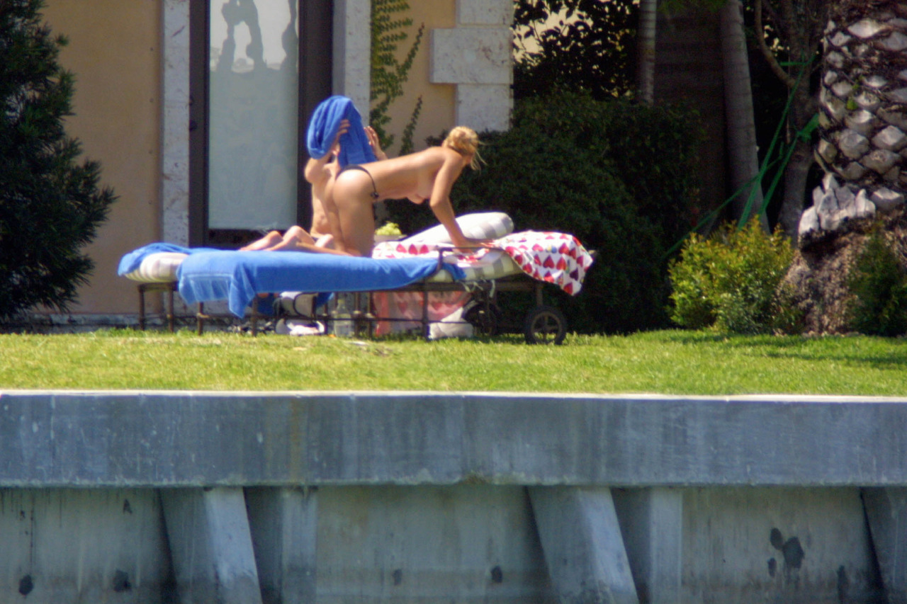 Paparazzi photos of topless tanning hot tennis babe Anna Kournikova! Celeb #boobs