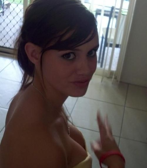 rachel bilson cleavage